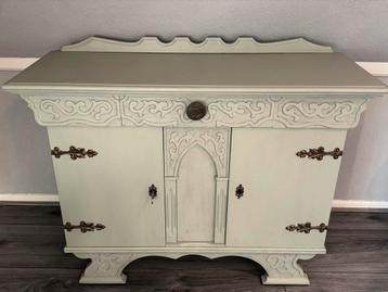 Vintage Dressoir in Landelijke Stijl beschikbaar voor biedingen