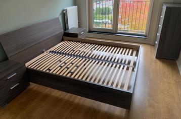Tweepersoonsbed met nachtkastjes 160x200cm beschikbaar voor biedingen