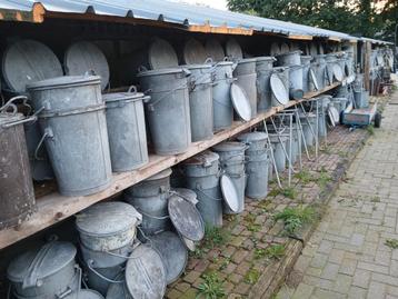 Vintage Zinken Vuilnisemmers beschikbaar voor biedingen