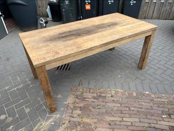 Eiken tafel beschikbaar voor biedingen