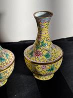 Twee chinese emaille vaasjes., Antiek en Kunst, Ophalen of Verzenden