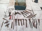 Assortiment zeer oud handgereedschap in kist, Antiek en Kunst, Antiek | Gereedschap en Instrumenten, Ophalen of Verzenden