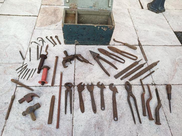 Assortiment zeer oud handgereedschap in kist, Antiek en Kunst, Antiek | Gereedschap en Instrumenten, Ophalen of Verzenden