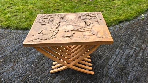 Bijzet tafeltje, houten uitgestoken Finse scene, mancave, Antiek en Kunst, Curiosa en Brocante, Ophalen