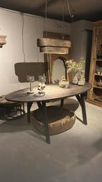 Ovale sobere eettafel, Ophalen