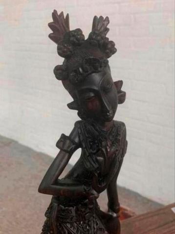 Beeld oud Indonesisch Balinese dansers houtsnijwerk beeld. beschikbaar voor biedingen