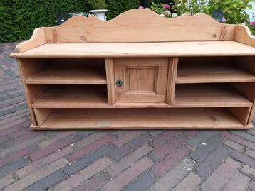 Oud kastje met vakken beschikbaar voor biedingen