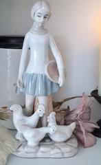 Vintage beeldje meisje/vrouw met kippen, Antiek en Kunst, Antiek | Porselein, Ophalen of Verzenden