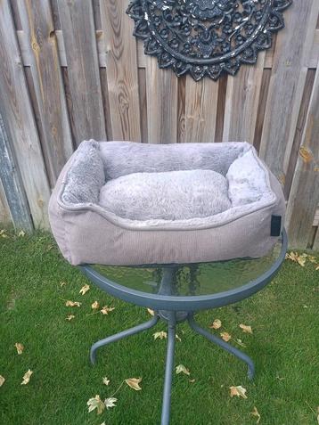 Te koop zeer mooi kleine hondenmand beschikbaar voor biedingen