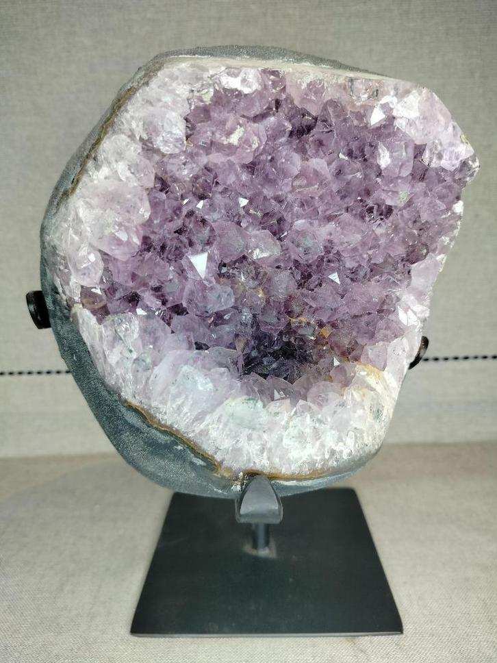 Amethist op standaard - OS1, Verzamelen, Mineralen en Fossielen, Mineraal, Ophalen of Verzenden