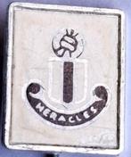 Heracles-clubspeld - rechthoek klein model (oud), Verzamelen, Speldjes, Pins en Buttons, Verzenden, Zo goed als nieuw, Sport, Speldje of Pin