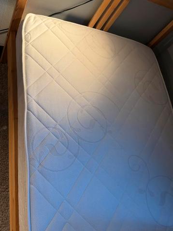 Compleet logeerbed (Ikea) met matras en lattenbodem - afbeelding 3