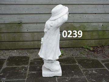 Meisje speelt verstoppertje beschikbaar voor biedingen
