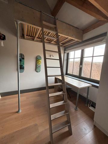 Stoere stevige Hoogslaper incl lattenbodem en bureau. beschikbaar voor biedingen
