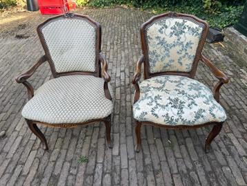 2 antieke stoeltjes beschikbaar voor biedingen