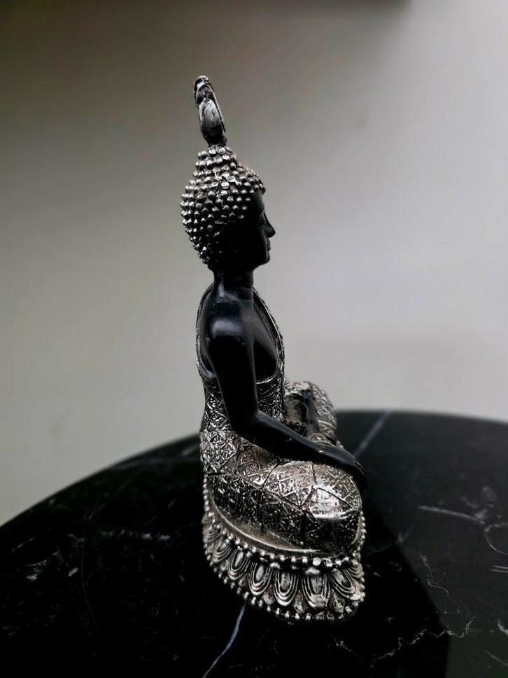 Boeddha in lotuszit met een sierlijk en luxe, Huis en Inrichting, Woonaccessoires | Boeddhabeelden, Ophalen of Verzenden