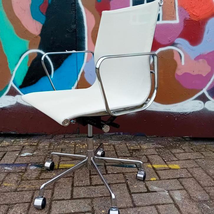 Vitra Eames EA 117 Bureaustoel Wit Netweave – Chroom, Huis en Inrichting, Stoelen, Gebruikt, Eén, Wit, Ophalen