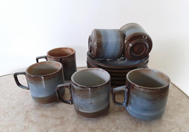 6 kop en schotels Volendams aardewerk, setprijs, Huis en Inrichting, Keuken | Servies, Zo goed als nieuw, Kop(pen) en/of Schotel(s)