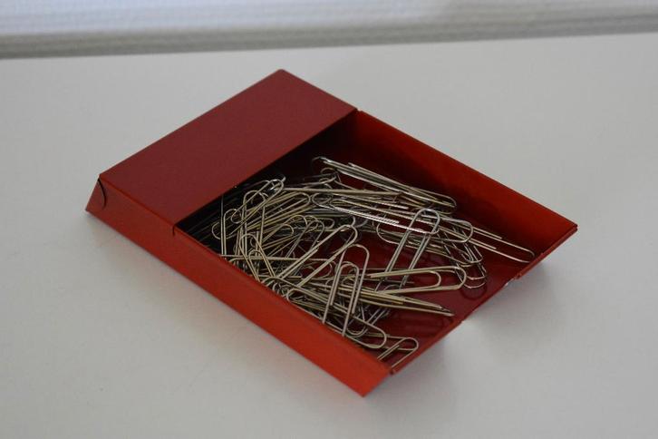 Vintage metalen rood paperclip bakje NVF 60's industrieel, Diversen, Bureau-accessoires, Gebruikt, Ophalen of Verzenden