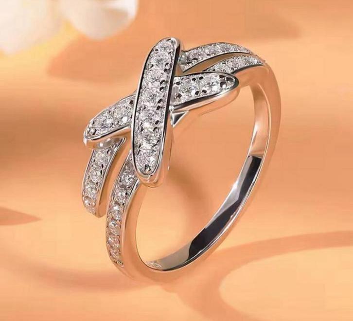 Prachtig zilveren ring Moissanite met bijpassende oorbellen, Sieraden, Tassen en Uiterlijk, Ringen, Nieuw, Dame, Zilver, Ophalen of Verzenden