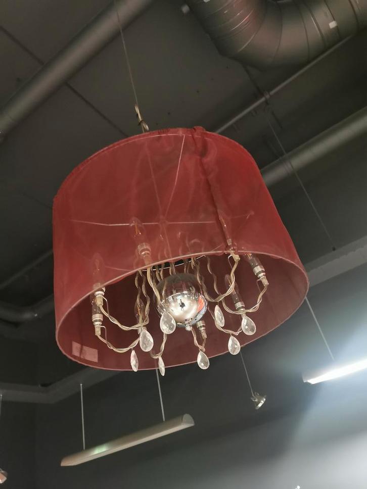 Hanglamp kroonluchter stijl met kristallen en rode kap, Huis en Inrichting, Lampen | Hanglampen, Gebruikt, Minder dan 50 cm, Metaal