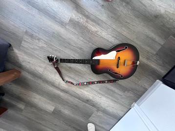 Vintage Famos Gitaar 60 Jaar Oud beschikbaar voor biedingen