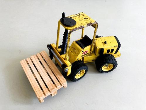 Grote metalen TONKA heftruck met pallet, Antiek en Kunst, Antiek | Speelgoed, Ophalen of Verzenden