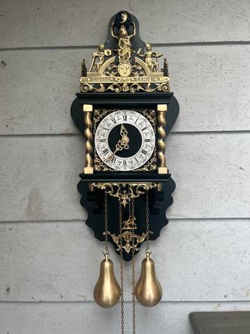 Zeer nette en bijzondere zwarte Zaanse klok beschikbaar voor biedingen