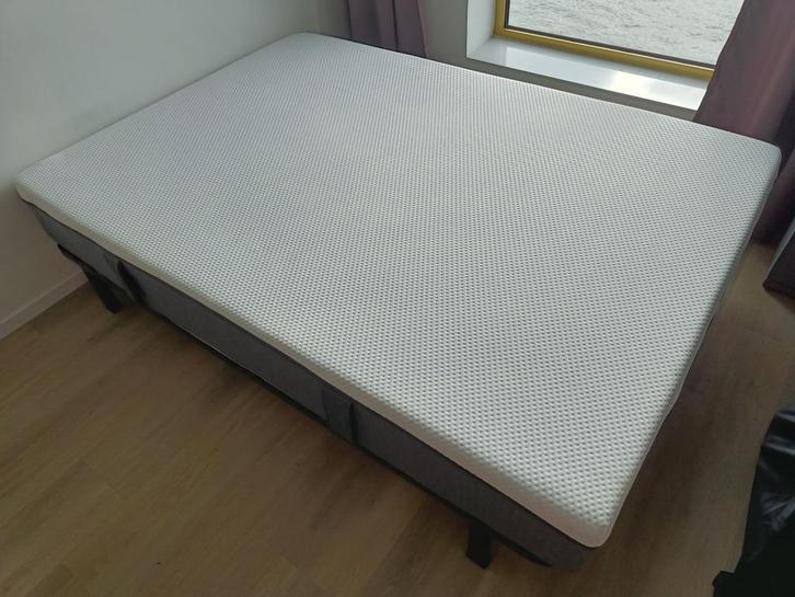 Emma O2 Matras 140 x 200 cm + Bedframe + Matrasbeschermer, Huis en Inrichting, Slaapkamer | Matrassen en Bedbodems, Zo goed als nieuw