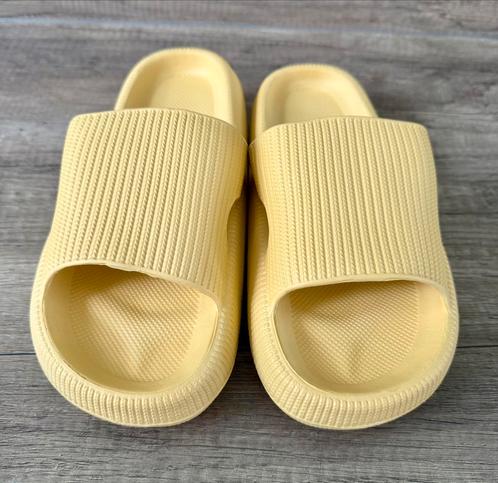 Clowdpillow flops maat 36-37, Kleding | Dames, Schoenen, Nieuw, Slippers, Geel, Ophalen of Verzenden
