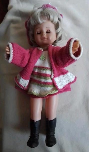 Vintage Pop met Roze Kleding en  lieve bruine ogen beschikbaar voor biedingen