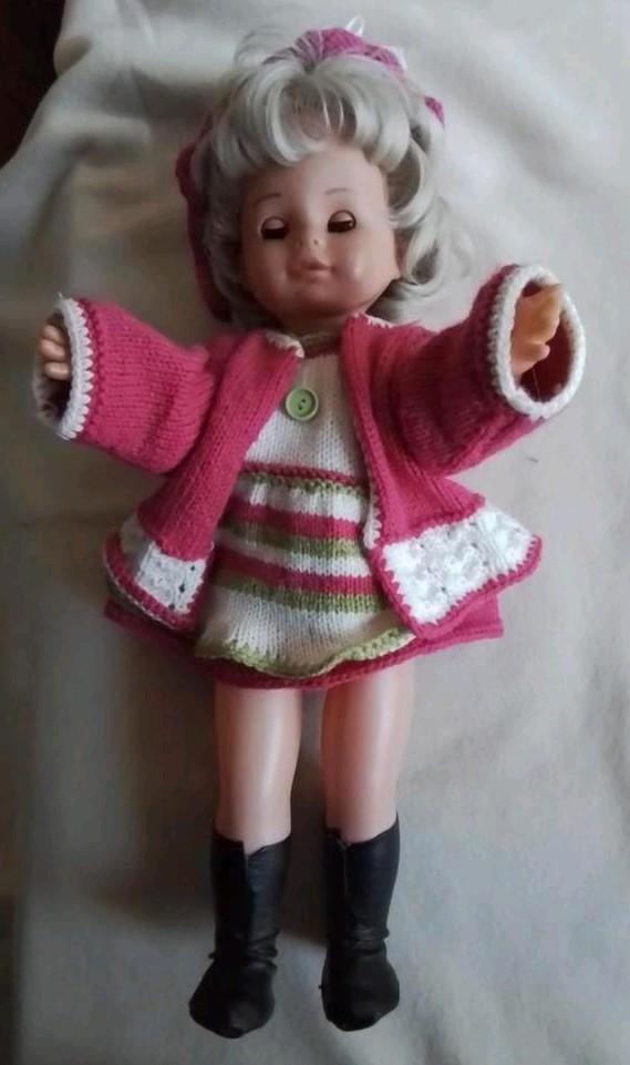 Vintage Pop met Roze Kleding en  lieve bruine ogen, Kinderen en Baby's, Speelgoed | Poppen, Gebruikt, Overige typen, Ophalen of Verzenden