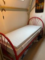 Rood bedje, Huis en Inrichting, Slaapkamer | Bedden, Ophalen, Eenpersoons, 190 cm of minder, Zo goed als nieuw