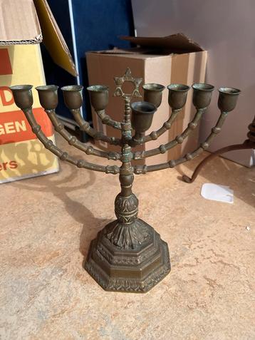 Antieke koperen Chanoeka kandelaar beschikbaar voor biedingen