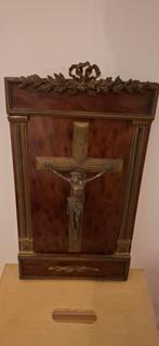 Antiek kruisbeeld met houten achtergrond, Antiek en Kunst, Ophalen of Verzenden