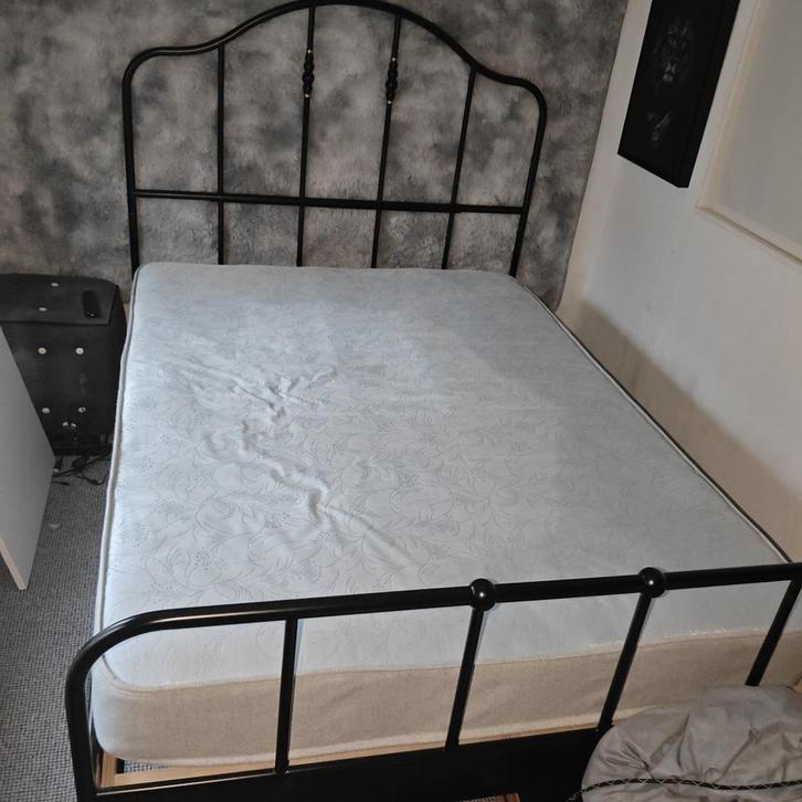 Stevig 140/210 metalen bed, Huis en Inrichting, Slaapkamer | Bedden, Zo goed als nieuw, Twijfelaar, 140 cm, 210 cm, Ophalen