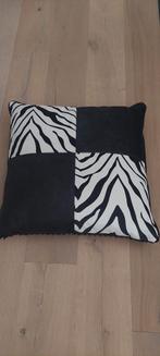2 Maxi Kussens Zebra/Leer & Ribstof, Ophalen, Zo goed als nieuw, Zwart, Vierkant