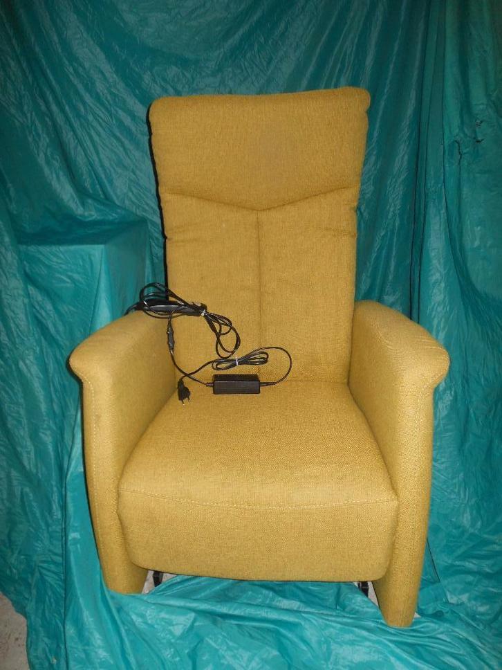 Moderne relaxfauteuil met opsta hulp., Huis en Inrichting, Fauteuils, Zo goed als nieuw, Stof, Overige materialen, 75 tot 100 cm