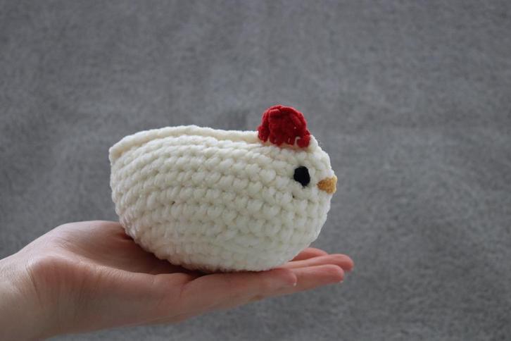 Kip - zelfgehaakte decoratie / knuffel, Hobby en Vrije tijd, Breien en Haken, Nieuw, Haken, Overige typen, Ophalen of Verzenden