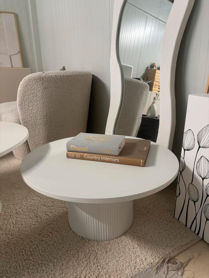 Salontafel beige rond met geribbelde poot, Huis en Inrichting, Tafels | Salontafels, Nieuw, Minder dan 50 cm, 50 tot 100 cm, 50 tot 100 cm