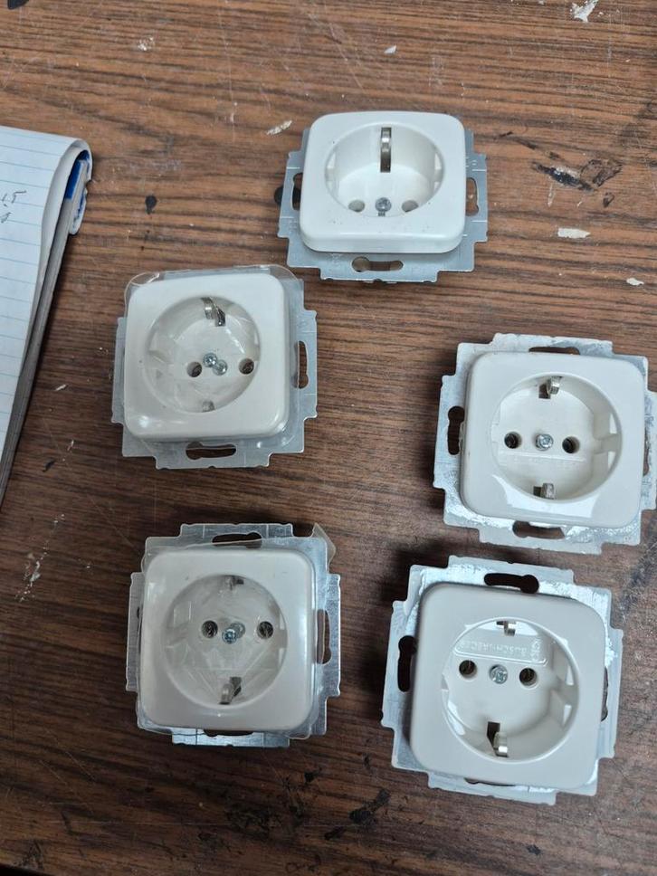 Diverse schakelaars en stopcontacten, Doe-het-zelf en Verbouw, Elektra en Kabels, Gebruikt, Stopcontact, Ophalen of Verzenden