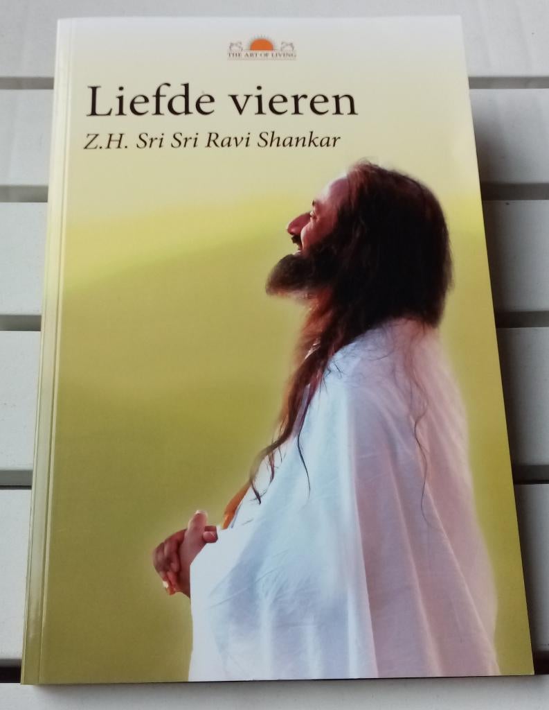LIEFDE VIEREN * ZH Sri Sri Ravi Shankar, Boeken, Gelezen, Achtergrond en Informatie, Spiritualiteit algemeen, Ophalen of Verzenden