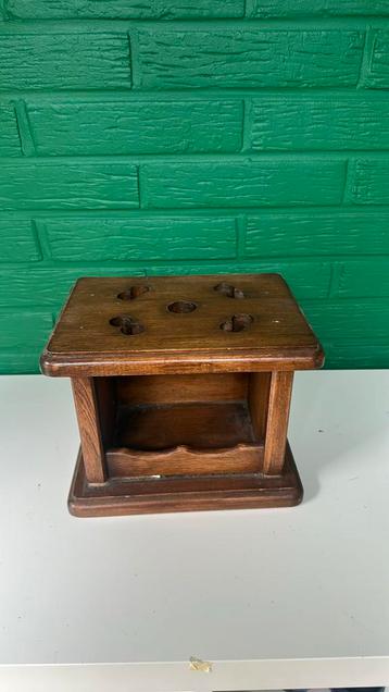 Antieke houten voetenstoof – decoratief en functioneel beschikbaar voor biedingen