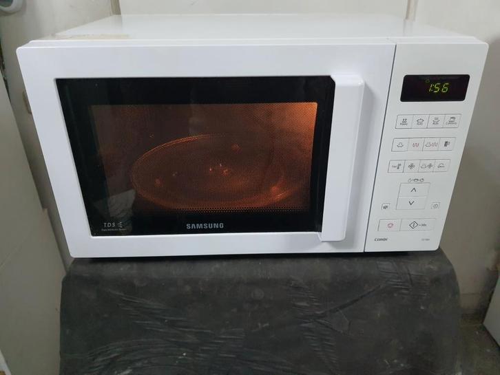 Samsung combimagnetron werkt super, Witgoed en Apparatuur, Magnetrons, Zo goed als nieuw, Vrijstaand, Combimagnetron, 45 tot 60 cm
