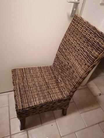 Rieten Stoel met Houten Poten beschikbaar voor biedingen