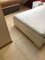 Mooi bed met 140 x 200 matras, Huis en Inrichting, Slaapkamer | Bedden, Modern, 140 cm, Wit, Zo goed als nieuw