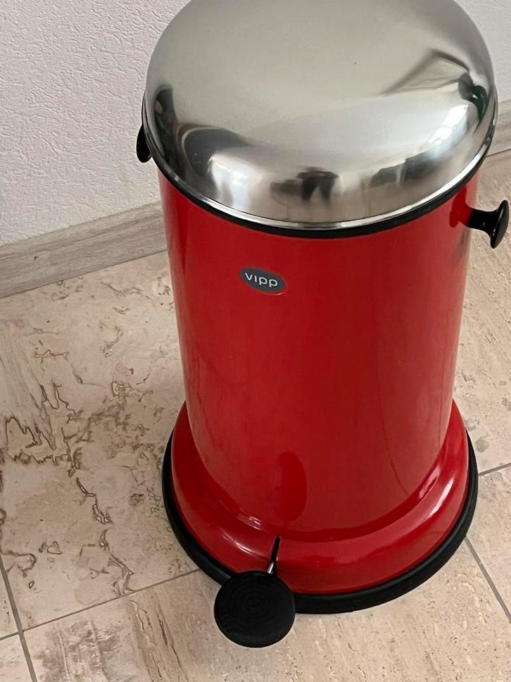 Vipp pedaalemmer rood 50 cm hoog, Huis en Inrichting, Woonaccessoires | Prullenbakken, Zo goed als nieuw, 50 tot 75 cm, Ophalen
