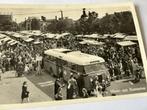 Apeldoorn: Markt en Busstation - Oude Fotokaart, Verzamelen, Ophalen of Verzenden, 1940 tot 1960, Gelopen, Gelderland