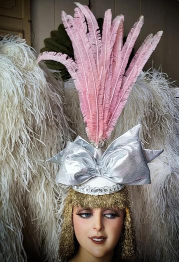 antieke showgirl theater hoed hoedje mannequin veren buste beschikbaar voor biedingen