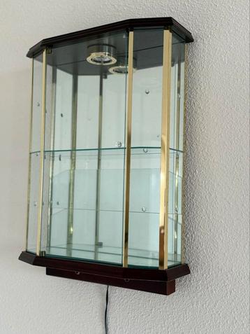 Vitrinekastje, wandmodel, glas/messing, met verlichting beschikbaar voor biedingen